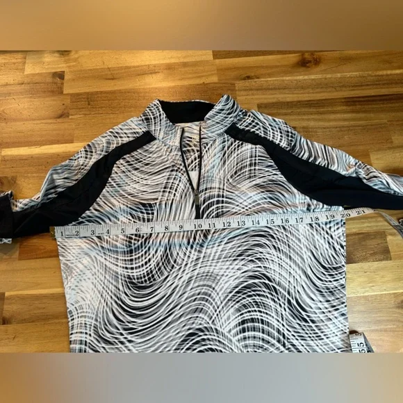 Tail Women’s quarter zip golf top| Size M - Picture 4 of 8